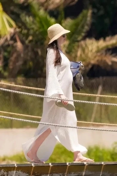 ba49ad80720a8e317adda476c0a5a8be_baby_board_anne_hathaway_debuts_131548542_11zon.jpg